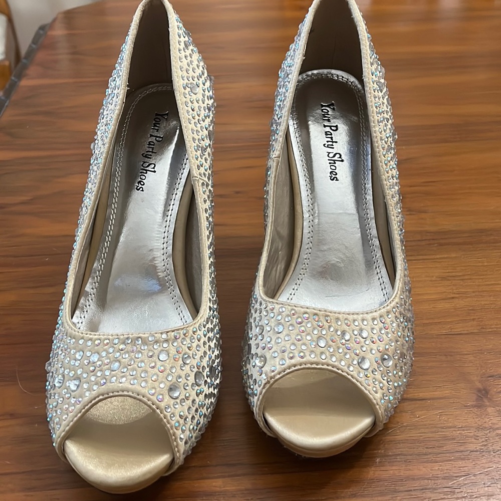 NWOT Your Party Gold ZSAZSA Rhinestones Satin Hidden Platform Pump size 9